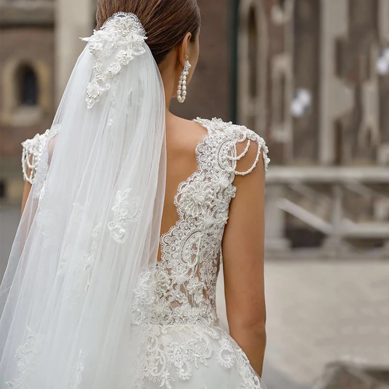 Свадебные платья без рукавов с v образным вырезом украшенные жемчугом и бусинами