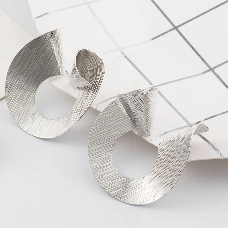 Женские серьги-гвоздики на спирали простые геометрические неправильной формы в