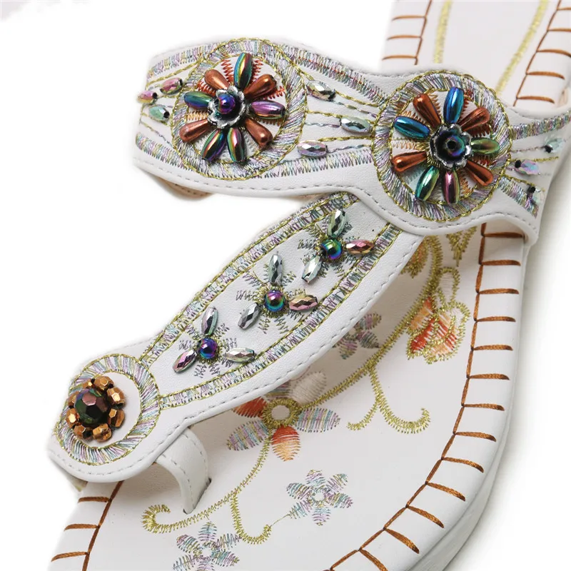 Женские пляжные шлепанцы YMECHIC богемные на танкетке со стразами и бусинами