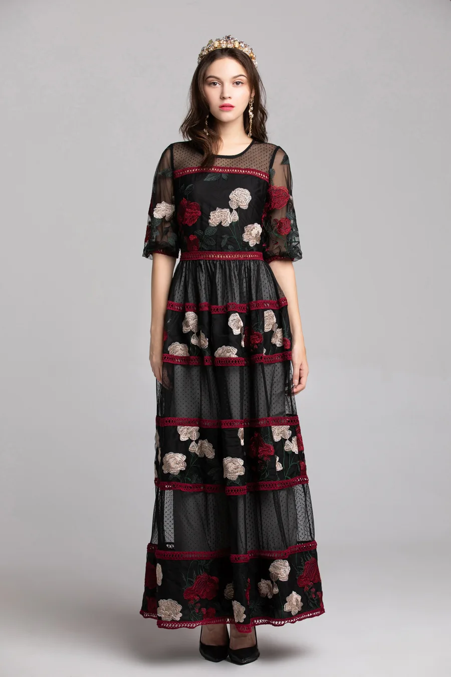 Женское модельное дизайнерское платье с круглым вырезом рукавами 3/4