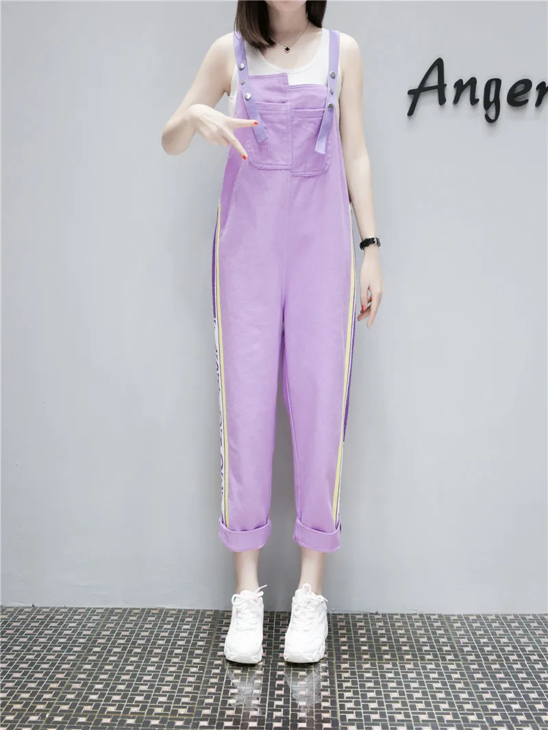 Женский джинсовый комбинезон хлопковый белого фиолетового цветов с дырками и