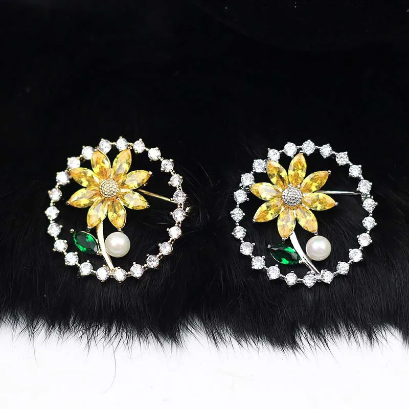 Медная брошь в форме подсолнуха MADALENA инкрустированная жемчугом с кристаллами и