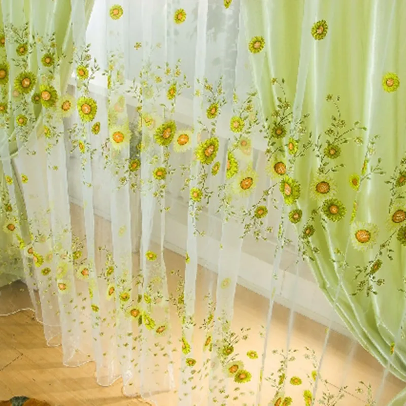 Зеленые шторы-тюльпаны светопередающие экраны Подсолнух декорированные для