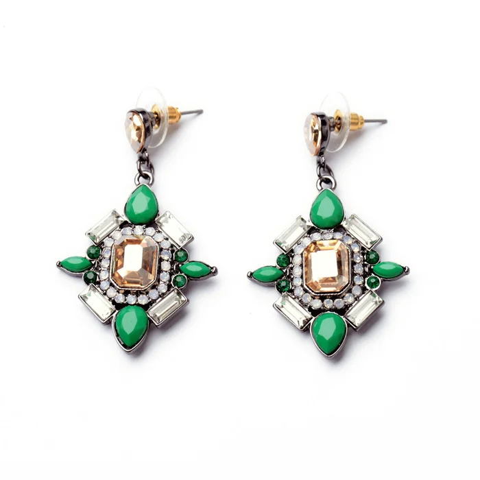 Серьги-гвоздики разных цветов простые украшения из полимерного стекла с