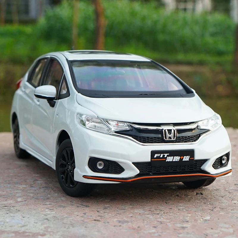 Коллекционная металлическая модель автомобиля Honda FIT Sport 1/18 коллекция подарков