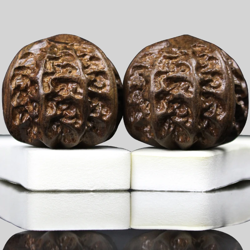 Мужчина держит мяч из орехового дерева твердый орех здоровье массаж Thuja sutchuenensis