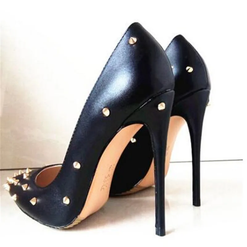 Великолепные туфли-лодочки на высоком каблуке с острым носком и заклепками