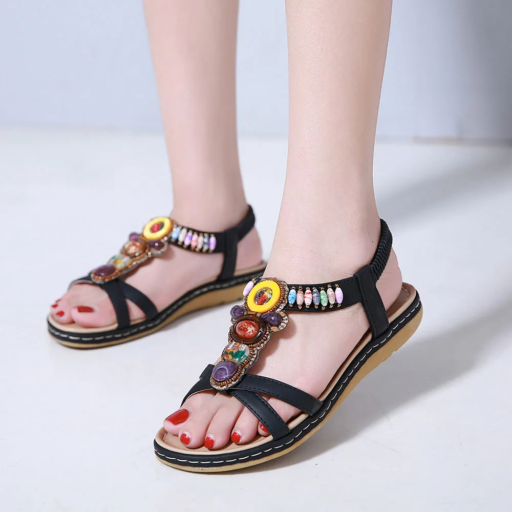 Женские сандалии-гладиаторы на плоской подошве с открытым носком украшенные