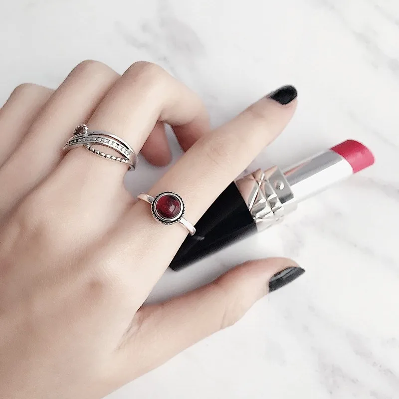 Женское кольцо с красными кристаллами винтажное большое серебряного цвета