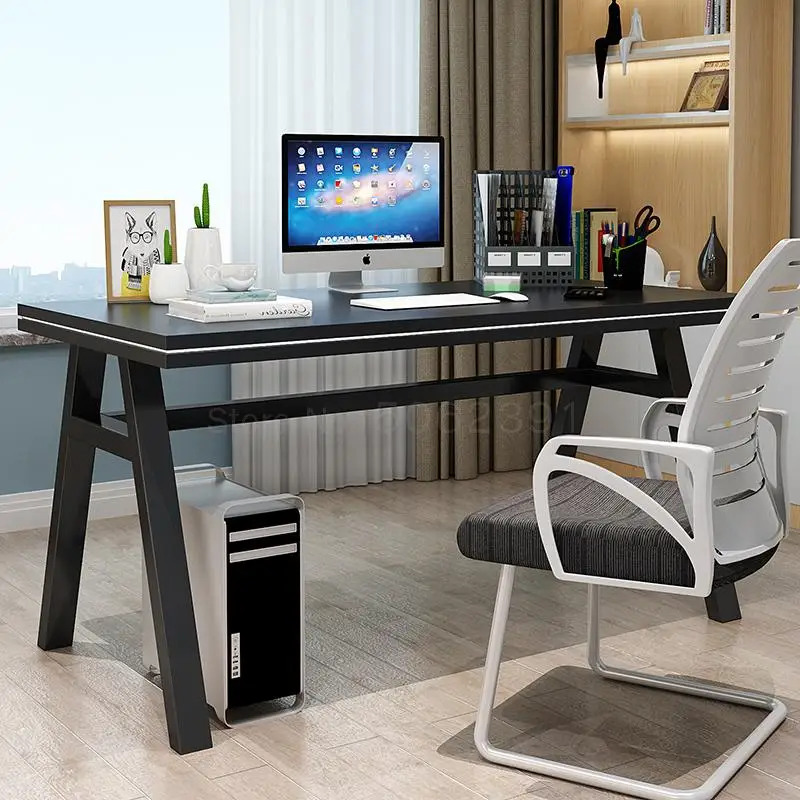 Компьютеризированный рабочий стол простой домашний компьютерный современный