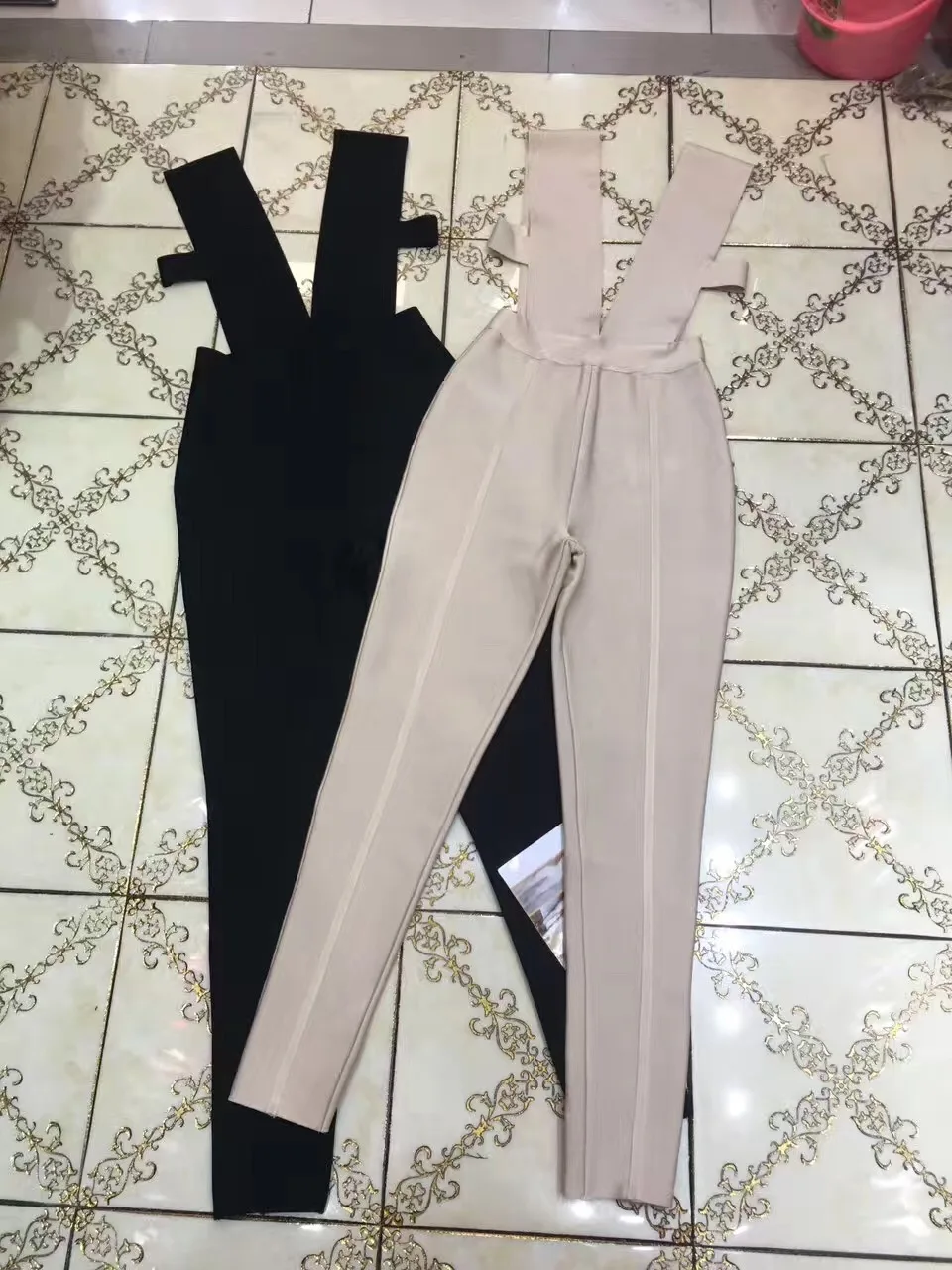 Женский модельный комбинезон с глубоким V-образным вырезом | Женская одежда