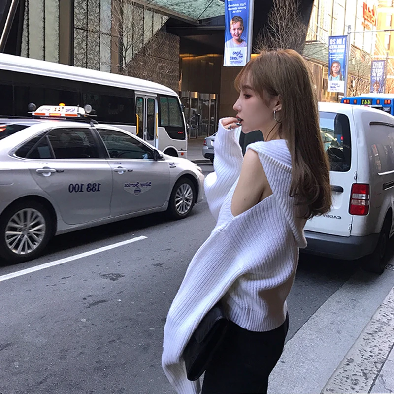 Женский вязаный кардиган с открытыми плечами белый крючком длинным рукавом