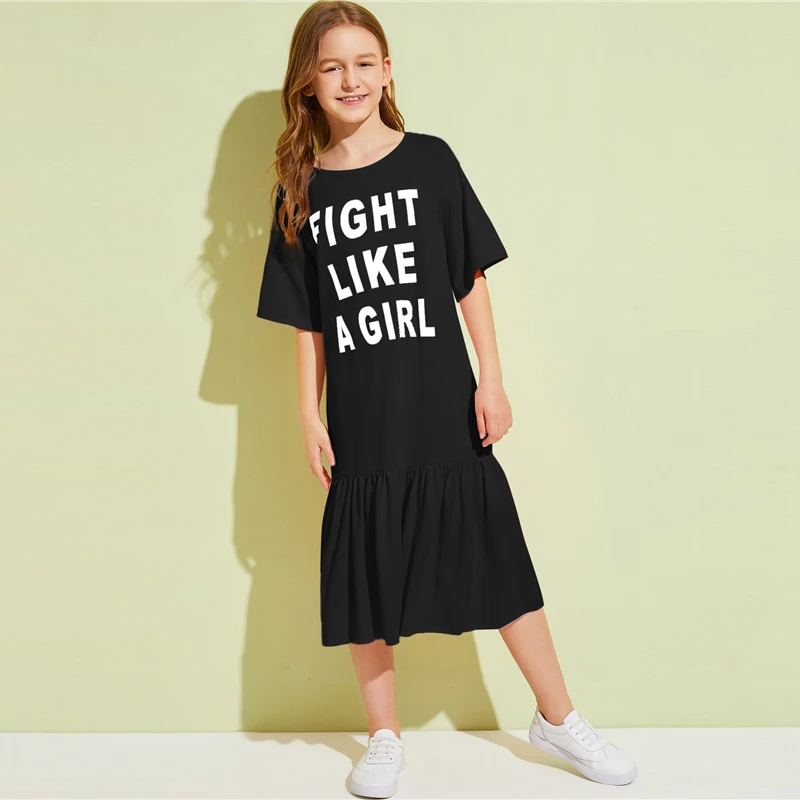SHEIN/Детская Повседневная футболка для девочек с буквенным принтом и рюшами на подоле; платье для детей; коллекция года; Летние Детские платья средней длины с короткими рукавами и оборками