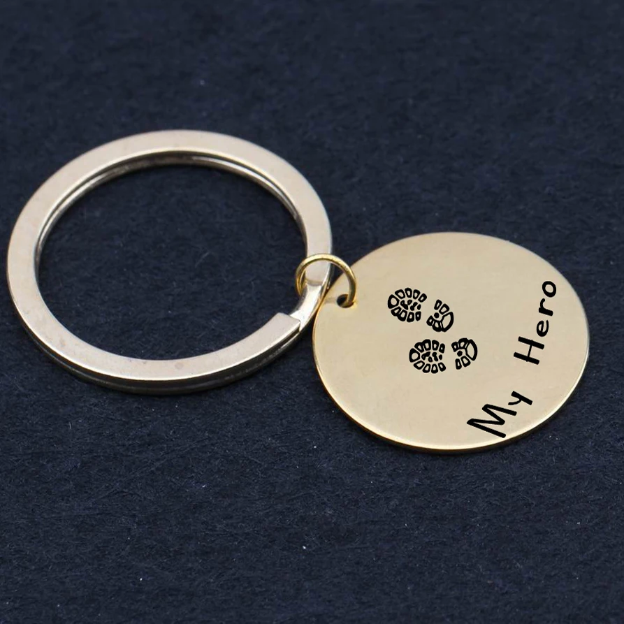 Брелок для ключей с гравировкой двух следов мой герой подарок военный отец муж