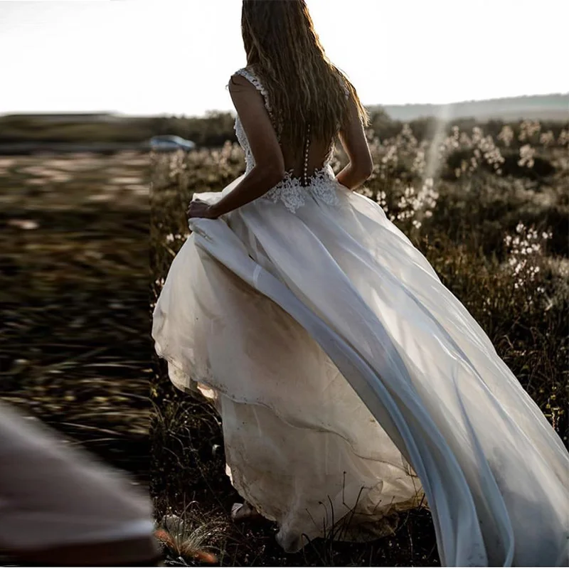 Свадебное платье с иллюзионным лифом глубоким вырезом без рукавов шифоновое