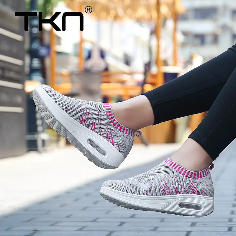 Женские дышащие кроссовки на платформе TKN удобные сетчатые слипоны плоской