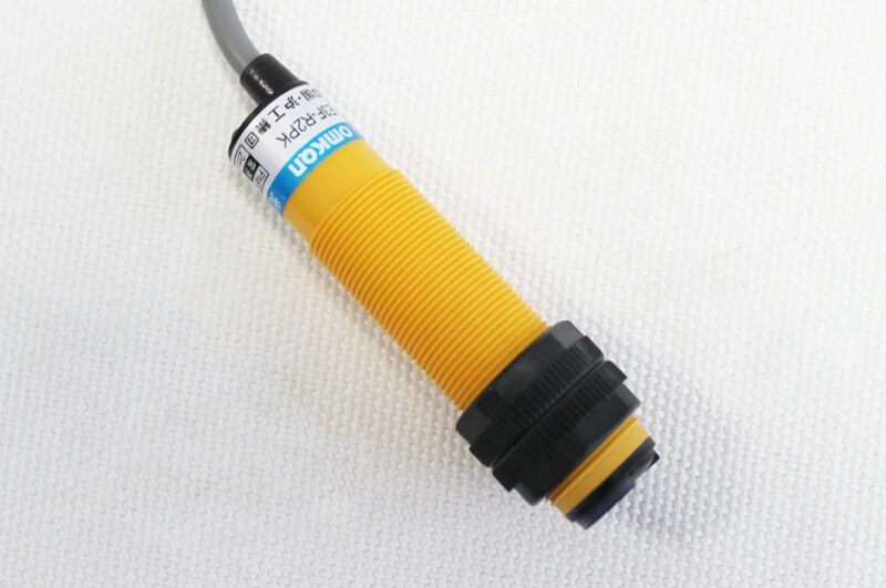 

Feedback reflex photoelectric switch sensor E3F-R2P12 DC PNP NO+NC diameter 18mm distance 2m Transducer