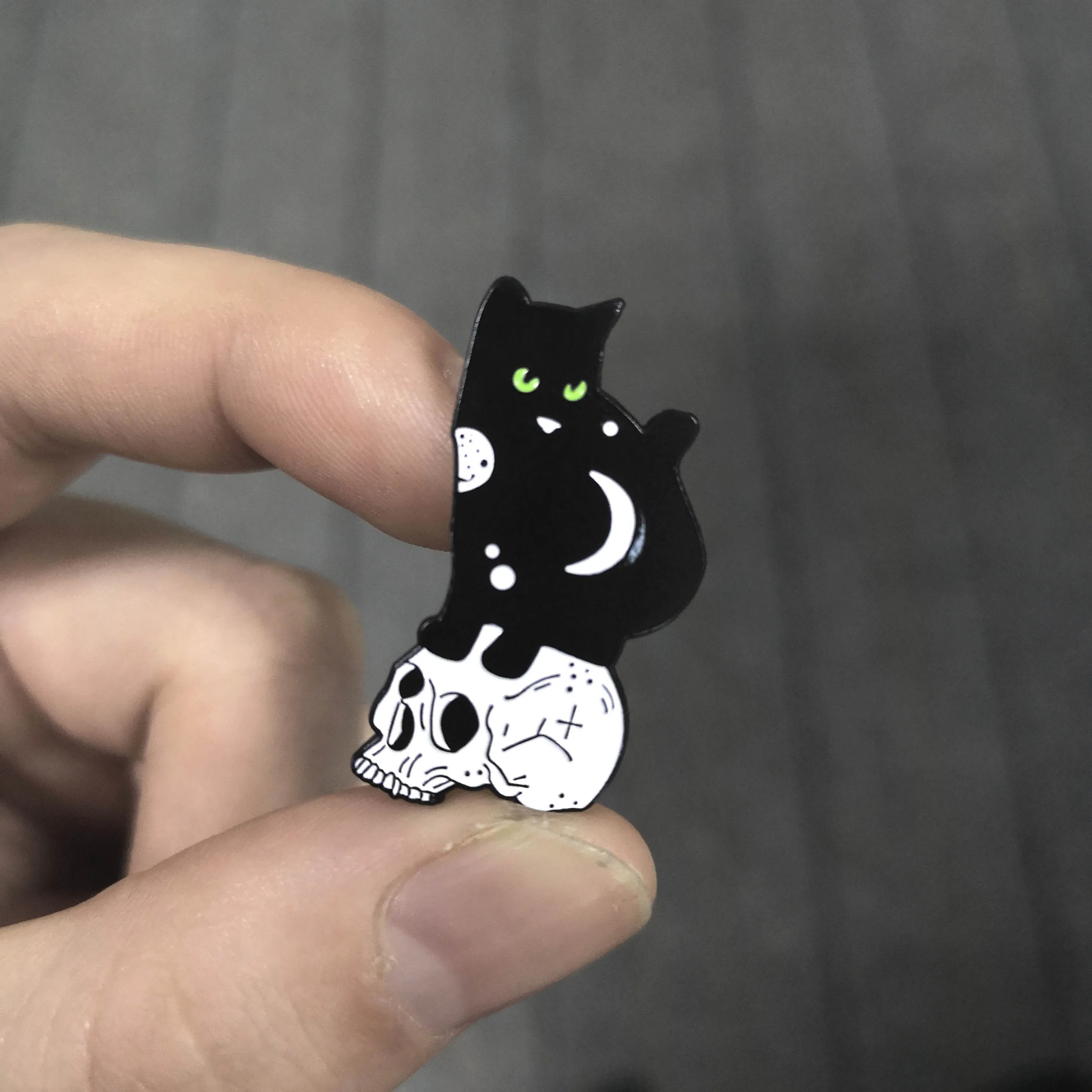 Эмалированная заколка в виде обнимающего кота и с черепом темного панка