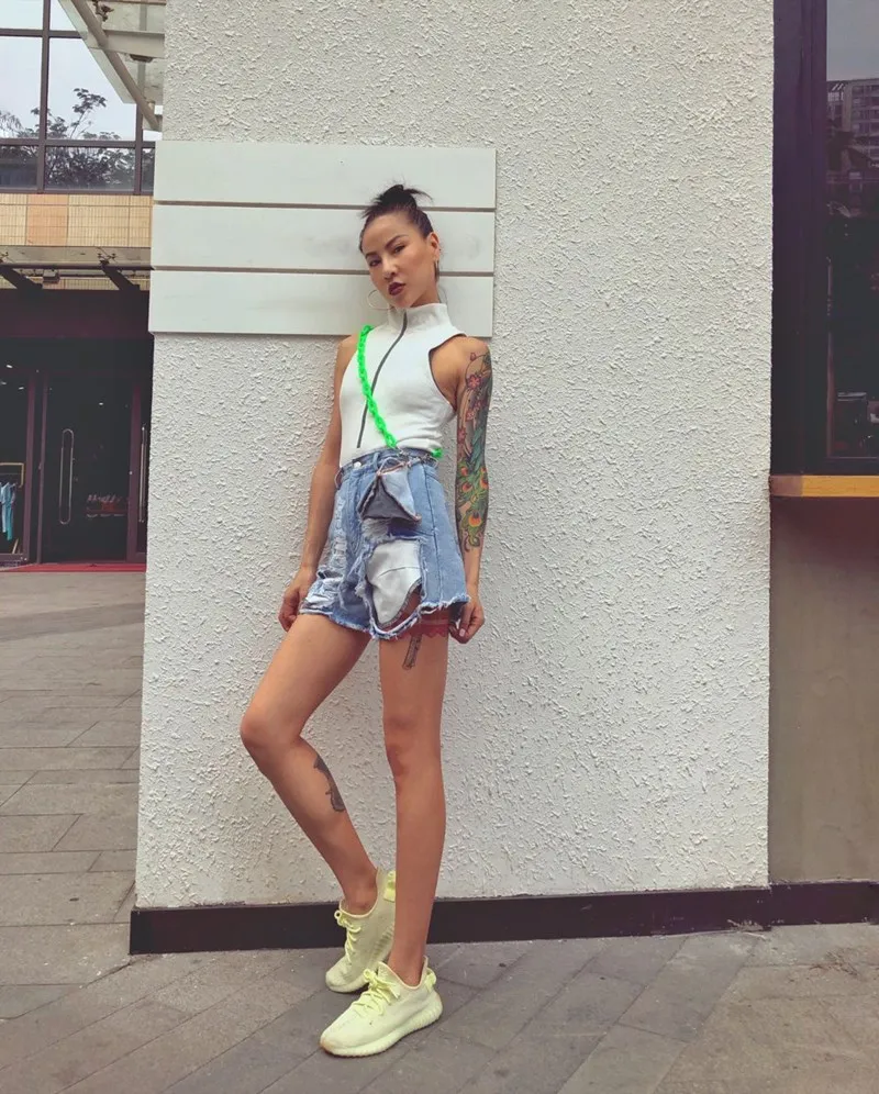 Женские рваные джинсовые шорты WHITNEY WANG стильные в уличном стиле с сумкой на талии