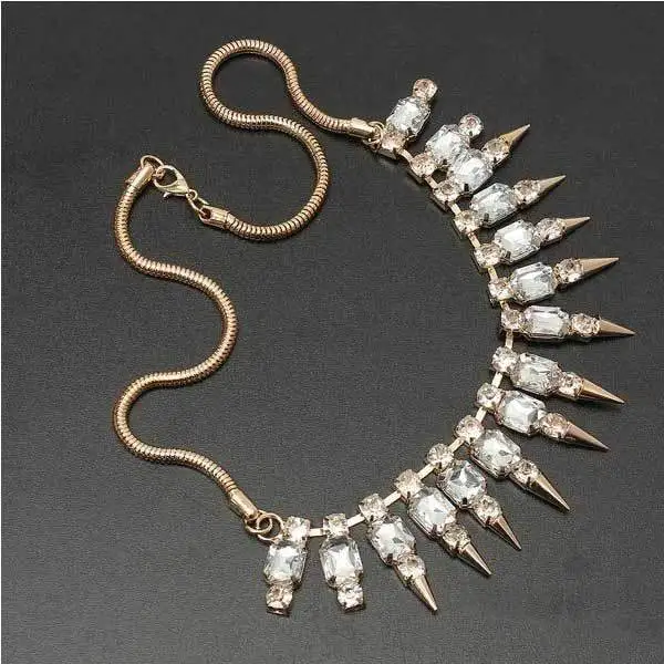 Фото BattLake Punk Rivet Crystal Pendant Statement Necklace Metal Chain Лампы и освещение BattLake Punk Rivet Crystal Pendant Statement Necklace Metal Chain Лампы и освещение