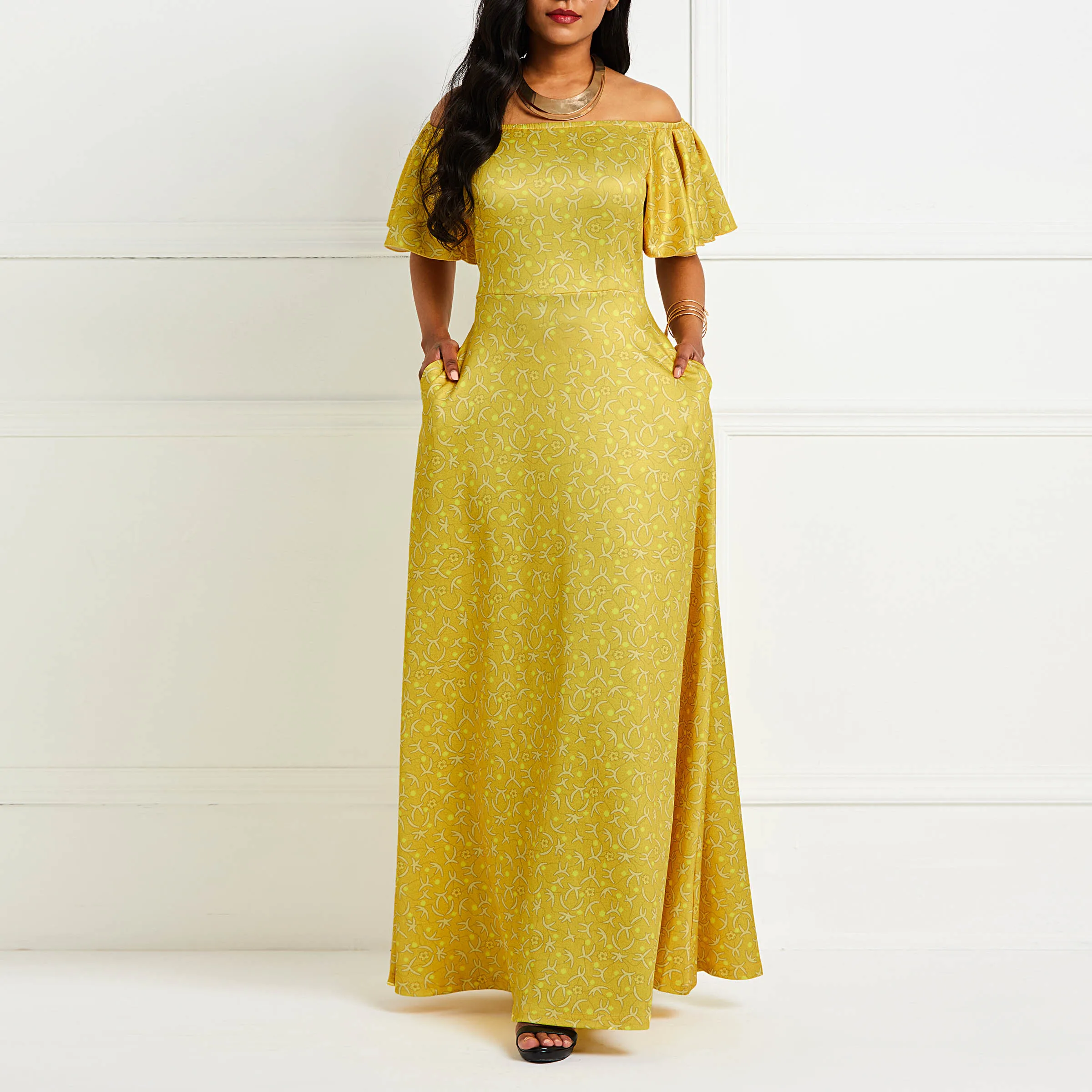 Женское длинное платье с открытыми плечами желтое вечернее рюшами и открытой