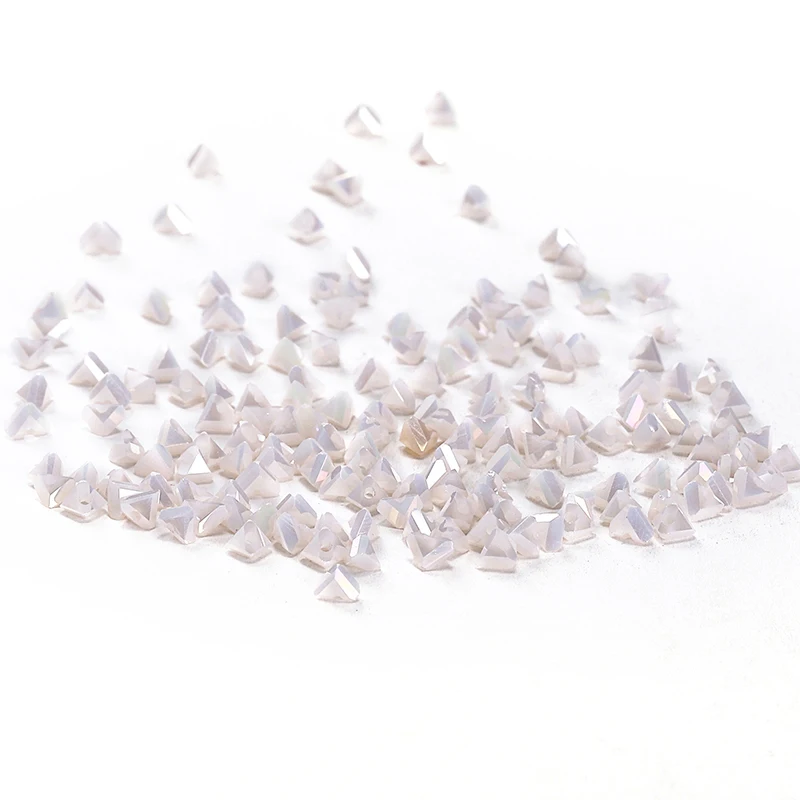 Австрийские хрустальные треугольные бусины серебристого цвета АВ 60 шт. 3 мм