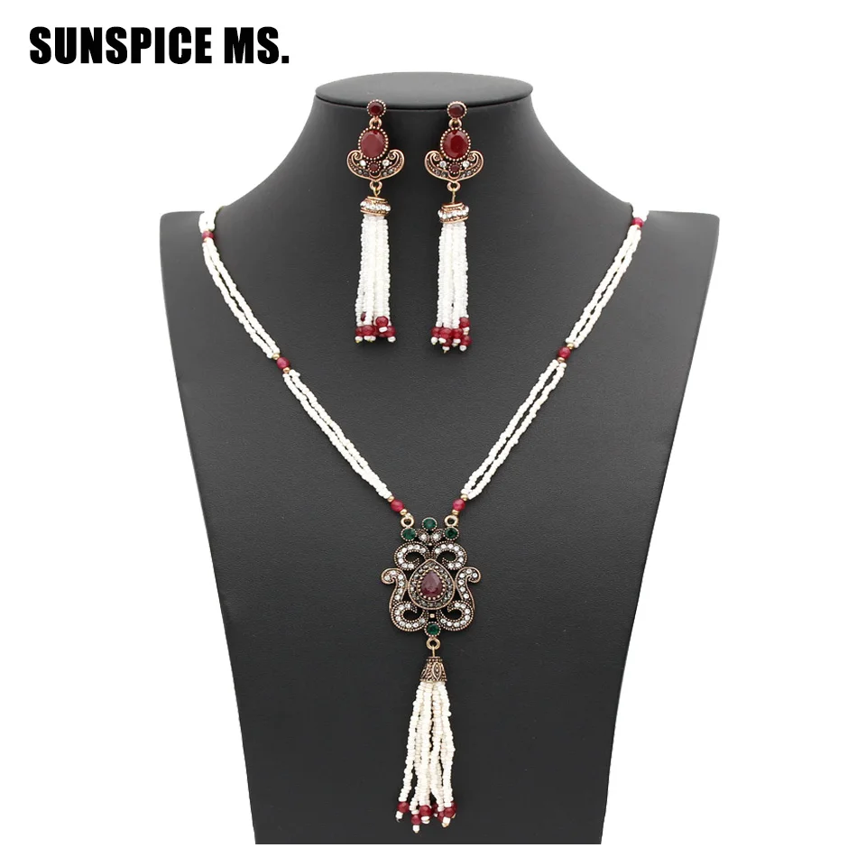 Женский ювелирный комплект из колье и серёг золотого цвета | Украшения