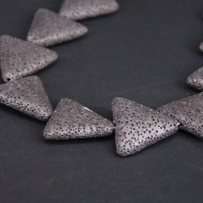 2 нити/Лот натуральный черный Вулкан лава камень треугольная форма плиты бусины