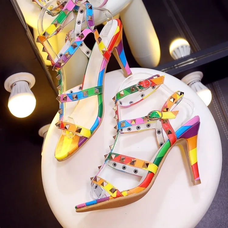Женские сандалии на высоком каблуке с заклепками и открытым носком большие