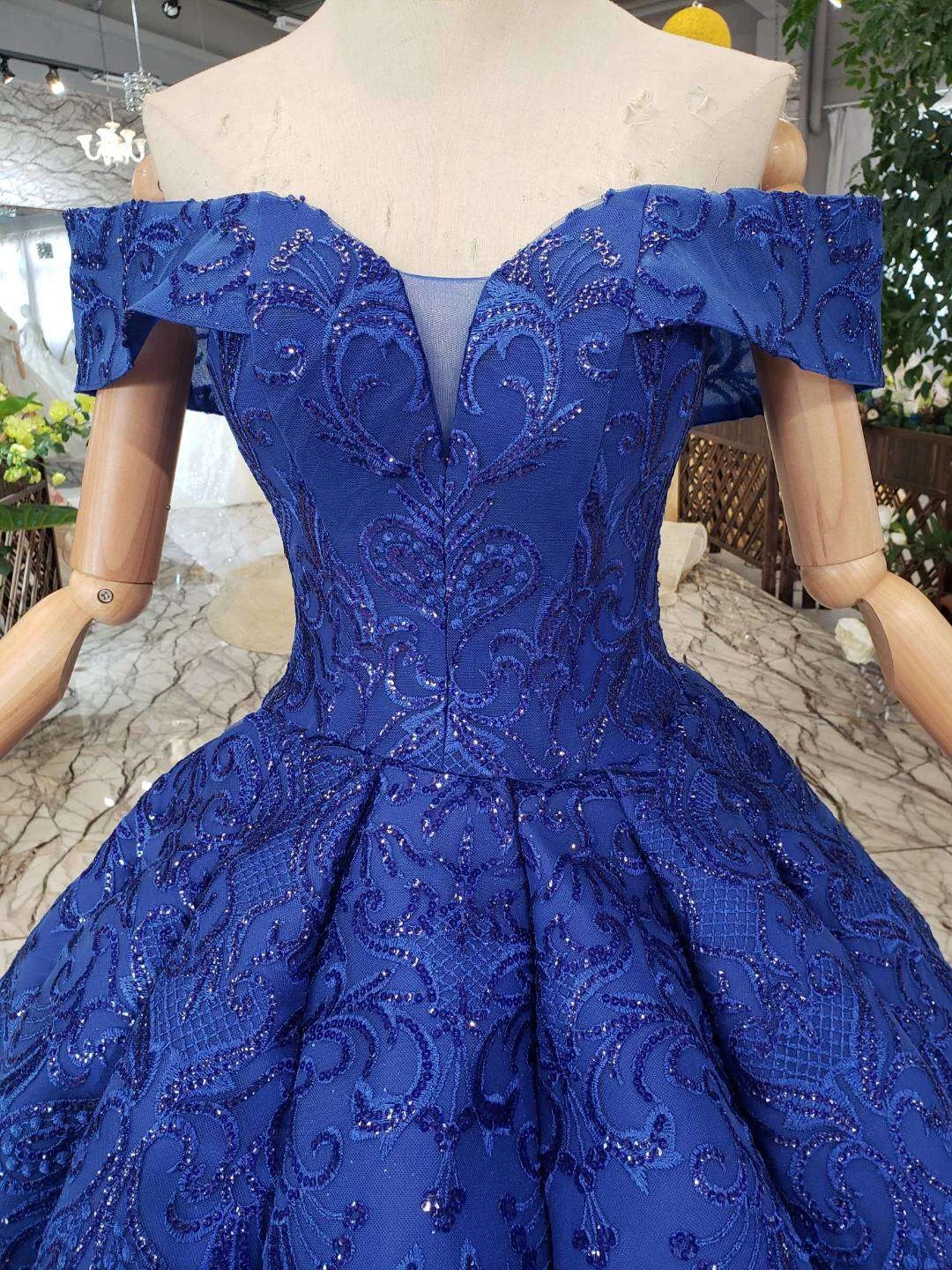 Sweetheart Royal Blue Off The Shoulder Stuting Prom Gown Sequins Ball Gown Luxurious Lace Waves Big Skirt Formal Prom Dresses