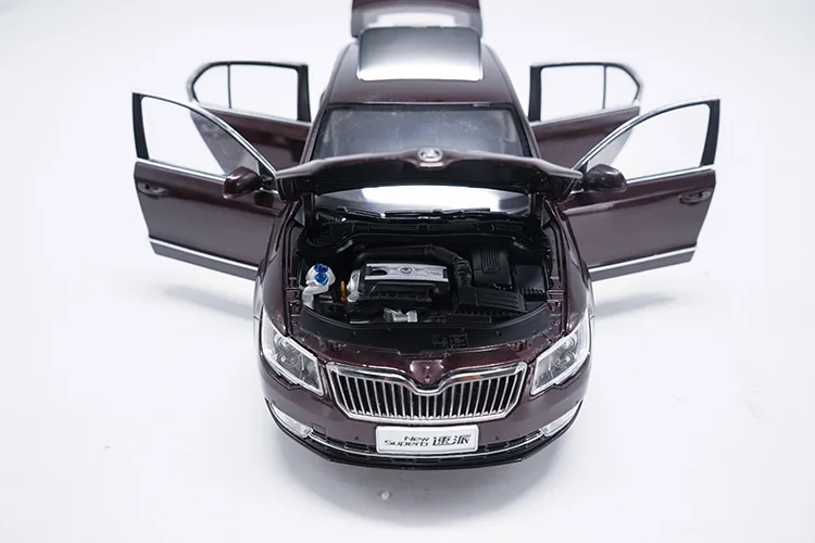 Оригинальная коробка, новинка, 1:18, Skoda, литая под давлением металлическая модель автомобиля, игрушка для детей, подарки, коллекция игрушек