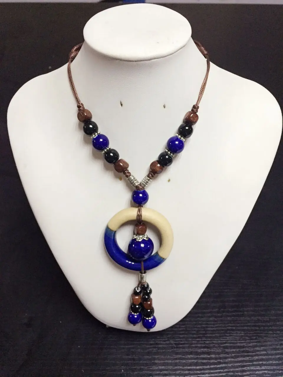 Керамическое ожерелье с подвеской в виде черепа из бисера | Украшения и