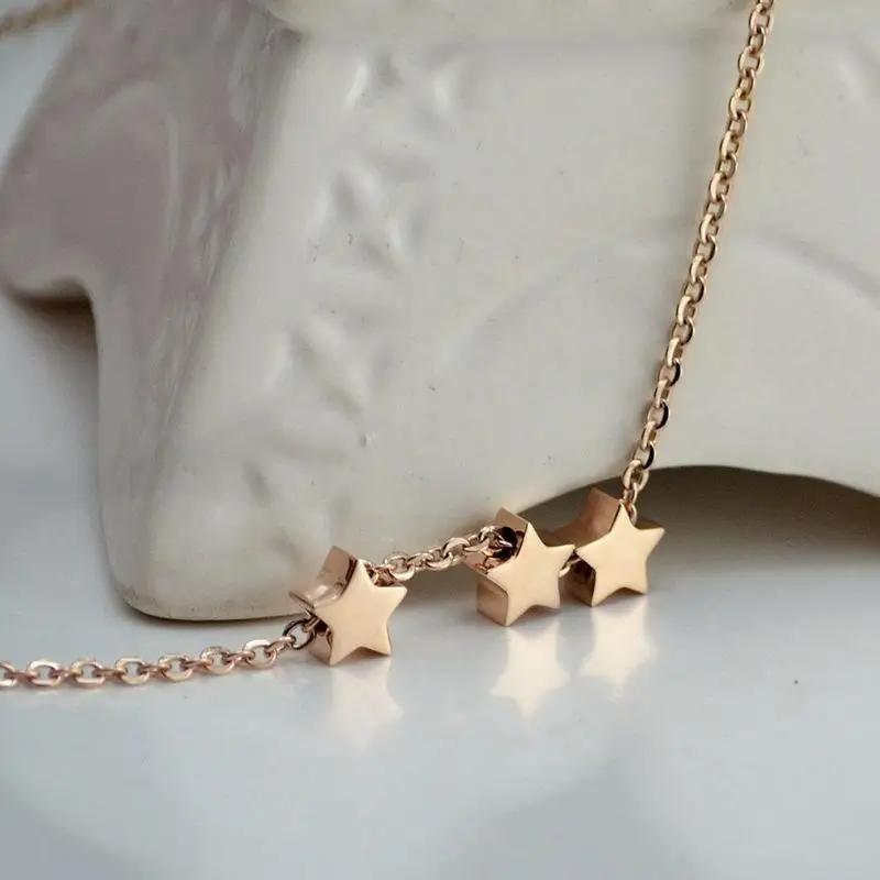 Маленькое серебряное Золотое простое ожерелье с тремя звездами, повседневные ювелирные изделия, кулон, ожерелье для женщин, для влюбленных, подружки невесты, подарки, воротник
