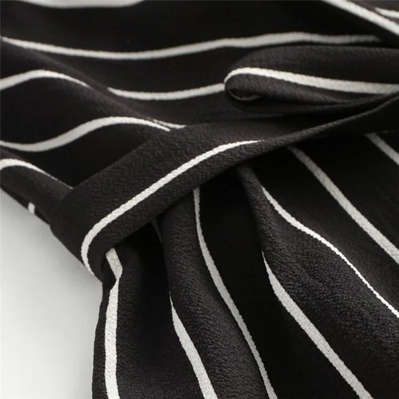 Женский комбинезон на бретельках в полоску без рукавов с поясом