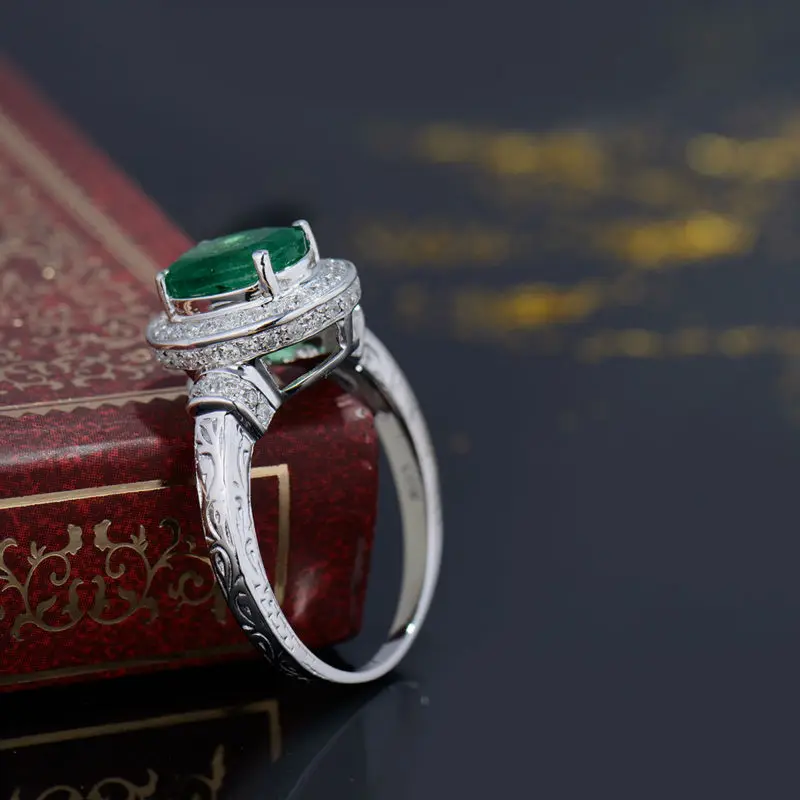 Кольца из белого золота с изумрудами и бриллиантами 14 к овальной огранки 7x9 мм