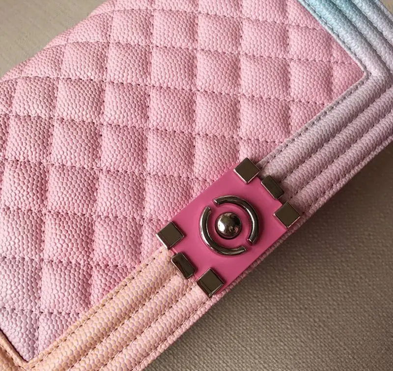 Фабрика производит Радуга кожа Crossbody цепи сумки для Для женщин Курьерские сумки Bolsa Feminina Лидер продаж Элитный бренд Икра сумка