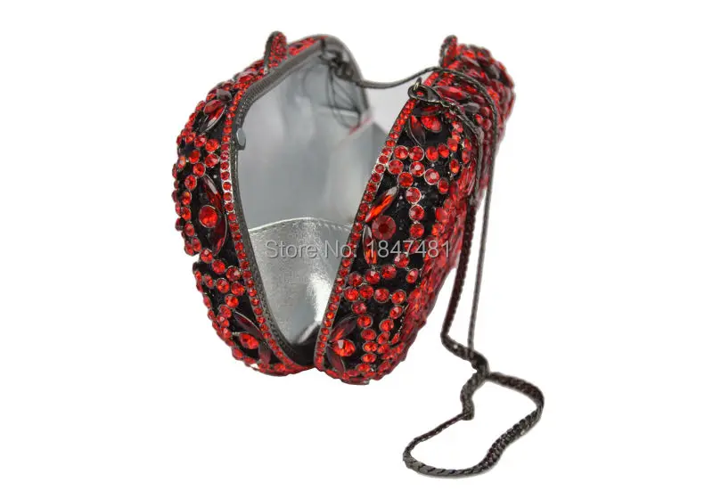 Красные туфли с отверстиями в виде цветов круглым вырезом и индийская сумка