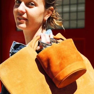 Женская сумка-мешок из нубука с открытым карманом и металлическим кольцом