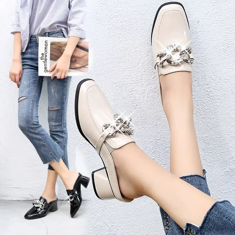 Модные женские шлепанцы с закрытым носком украшенные металлическими