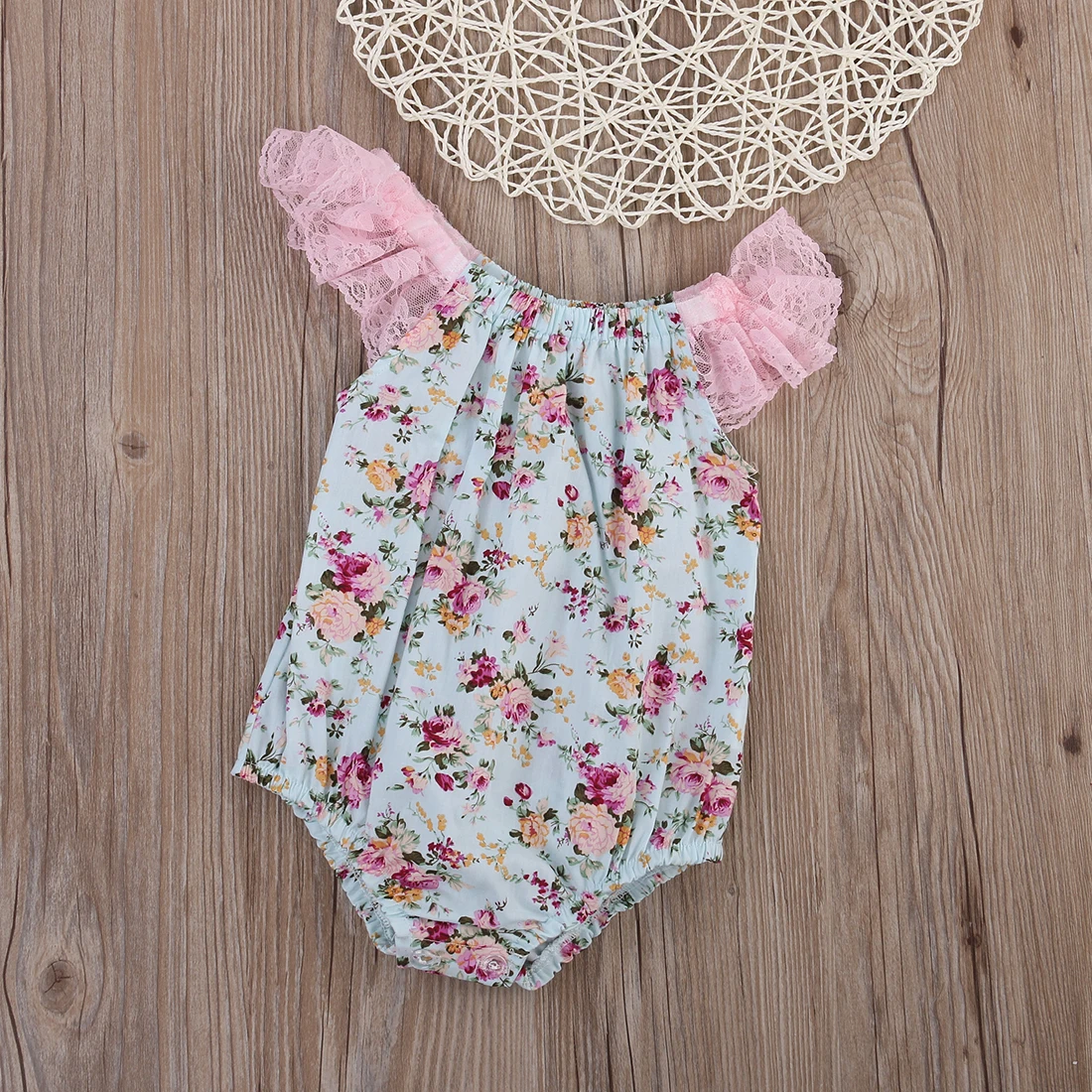 От 0 до 2 лет цельнокроеный кружевной комбинезон с короткими рукавами и цветочным