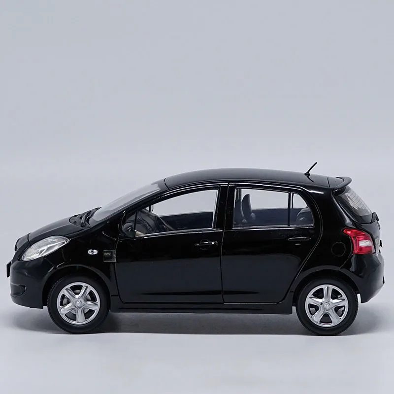 1/18 YARIS литые модели автомобилей из сплава, игрушки из черного металла, коллекционные игрушки для детей, оригинальная коробка