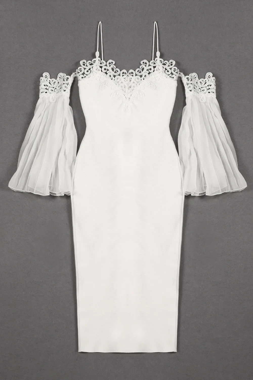 Женское платье на бретелях-спагетти с глубоким V-образным вырезом и открытой