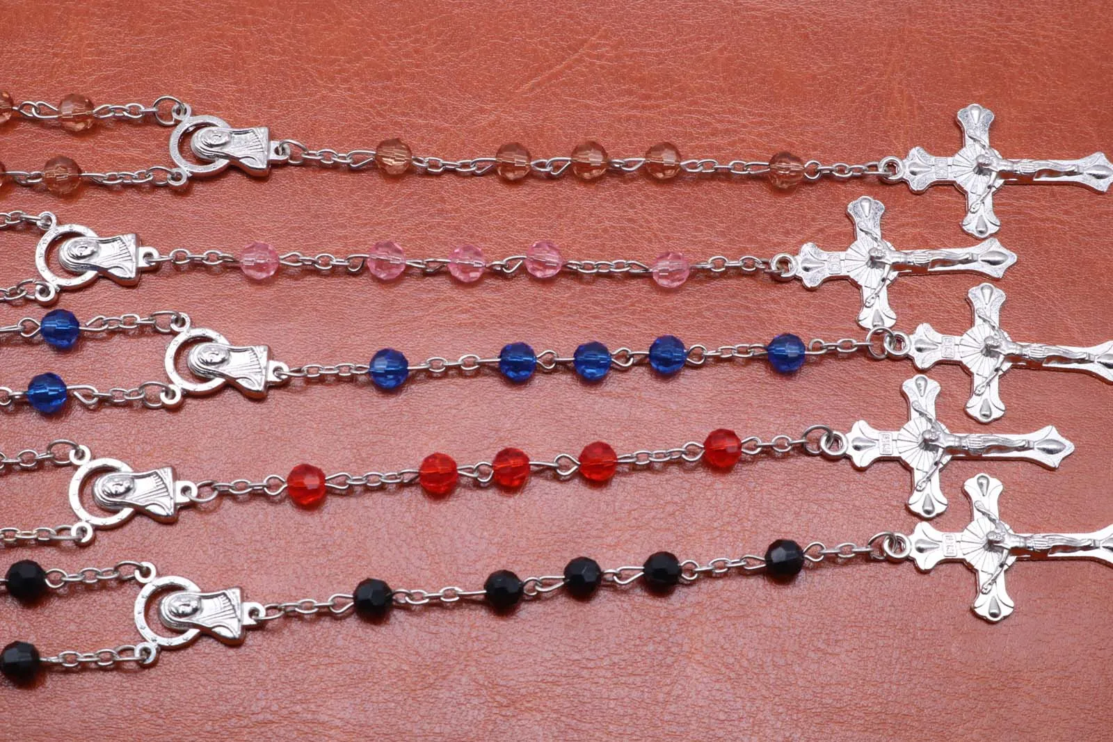 Четки ожерелье Иисуса Христа к крест кулон 6 мм пластиковые шарики бусы ожерелье.