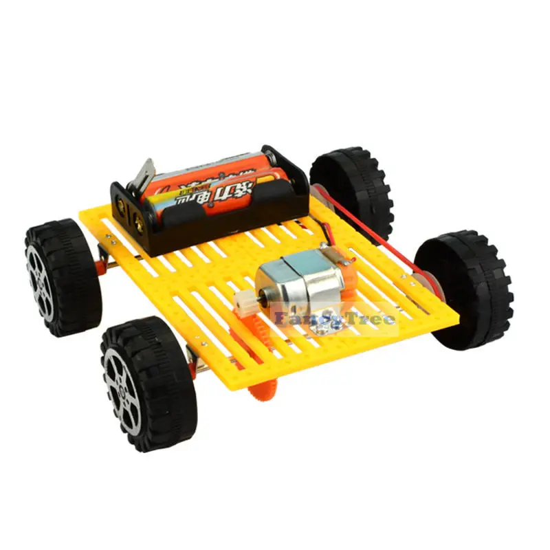 Маленький простой четырехколесный автомобиль diy kit показывает привод и шкив