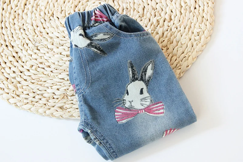 Брендовые джинсы OKLADY для девочек весенняя одежда повседневные с принтом кролика