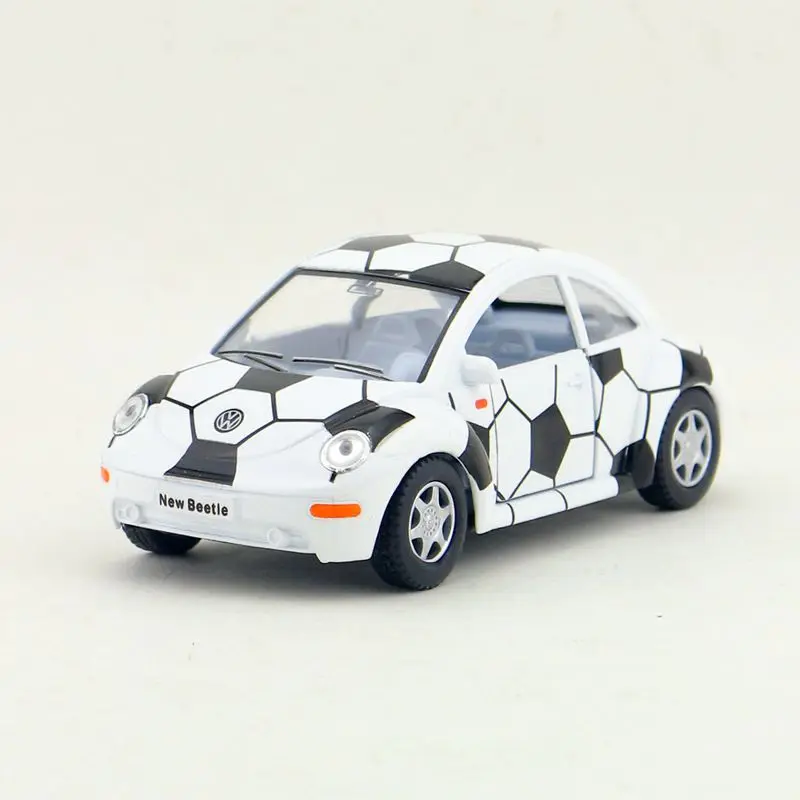 Литая металлическая модель KINSMART/Масштаб 1:32/Volkswagen New Beetle Football специальный