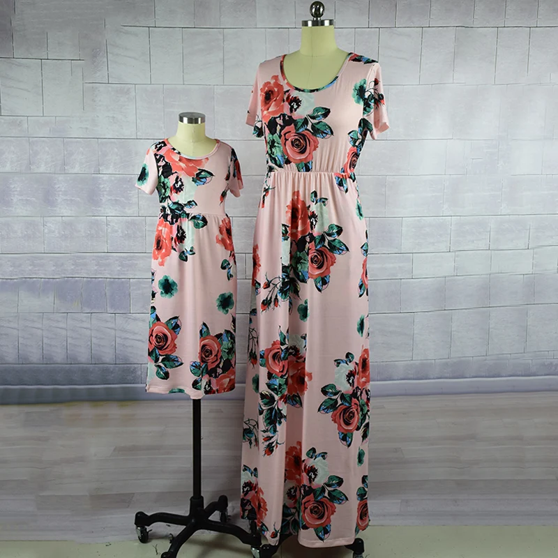 Одинаковые комплекты для семьи длинные платья с короткими рукавами и цветочным