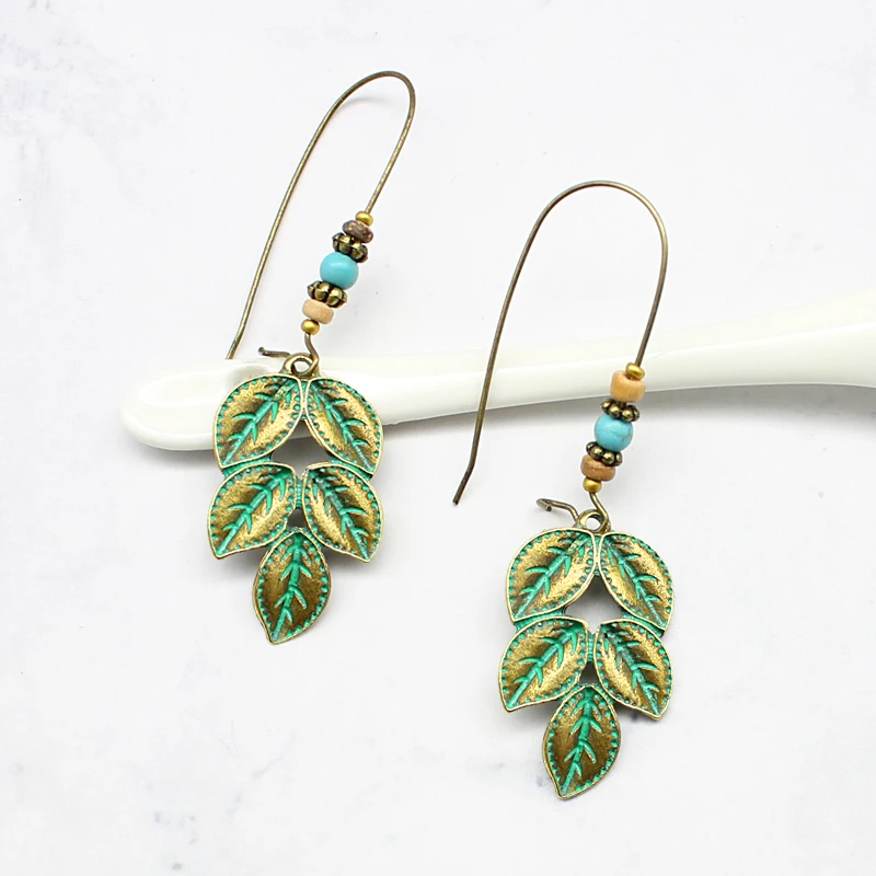 Богемные серьги подвески с зелеными листьями и ветками летние пляжные в стиле