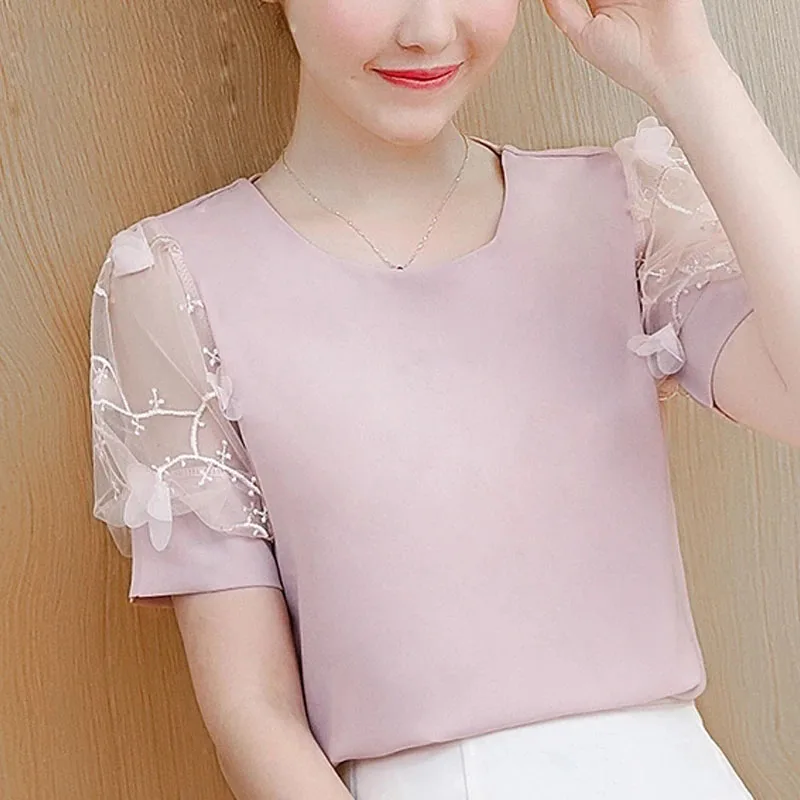 Женская рубашка с вышивкой и открытыми плечами весенне-летняя стильная