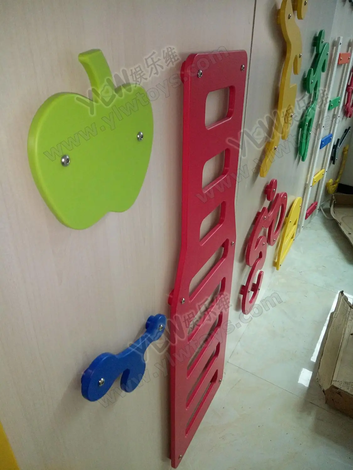 Изготовленные на заказ Детские скалолазания стены качалка игровая площадка